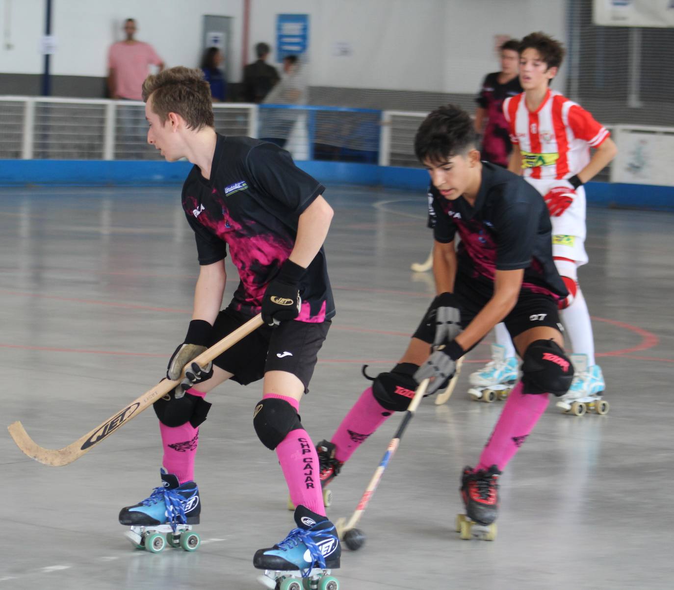 Dos jugadodes del Patín Cájar en un partido. 