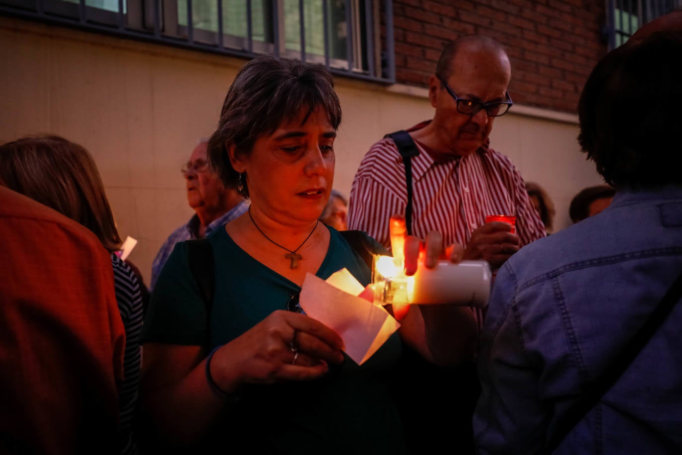 A la concentración ha acudido un centenar de personas para exigir dignidad para el barrio