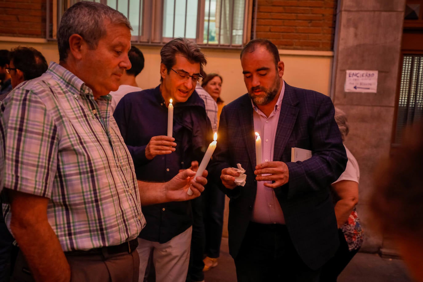 A la concentración ha acudido un centenar de personas para exigir dignidad para el barrio