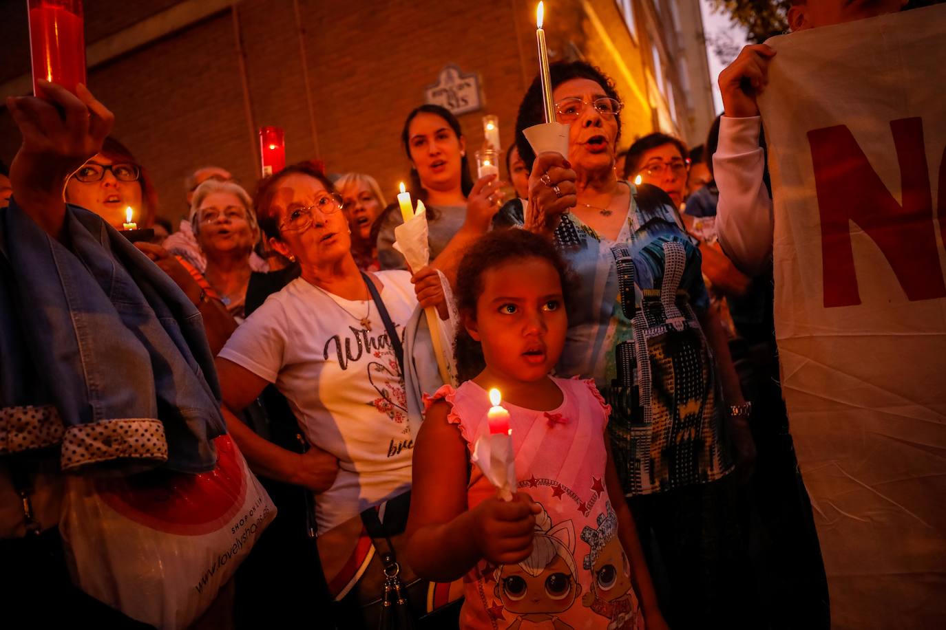 A la concentración ha acudido un centenar de personas para exigir dignidad para el barrio