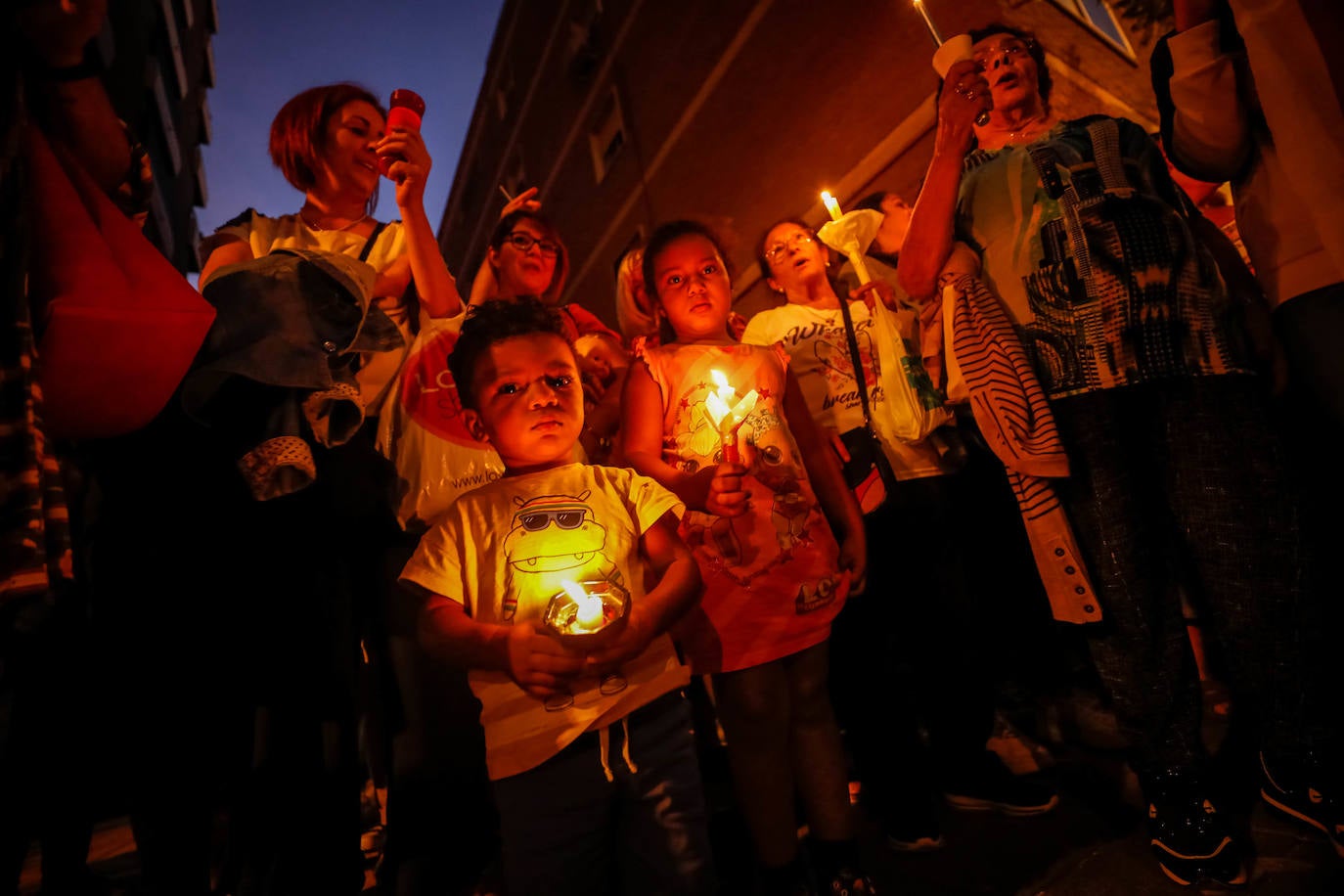 A la concentración ha acudido un centenar de personas para exigir dignidad para el barrio