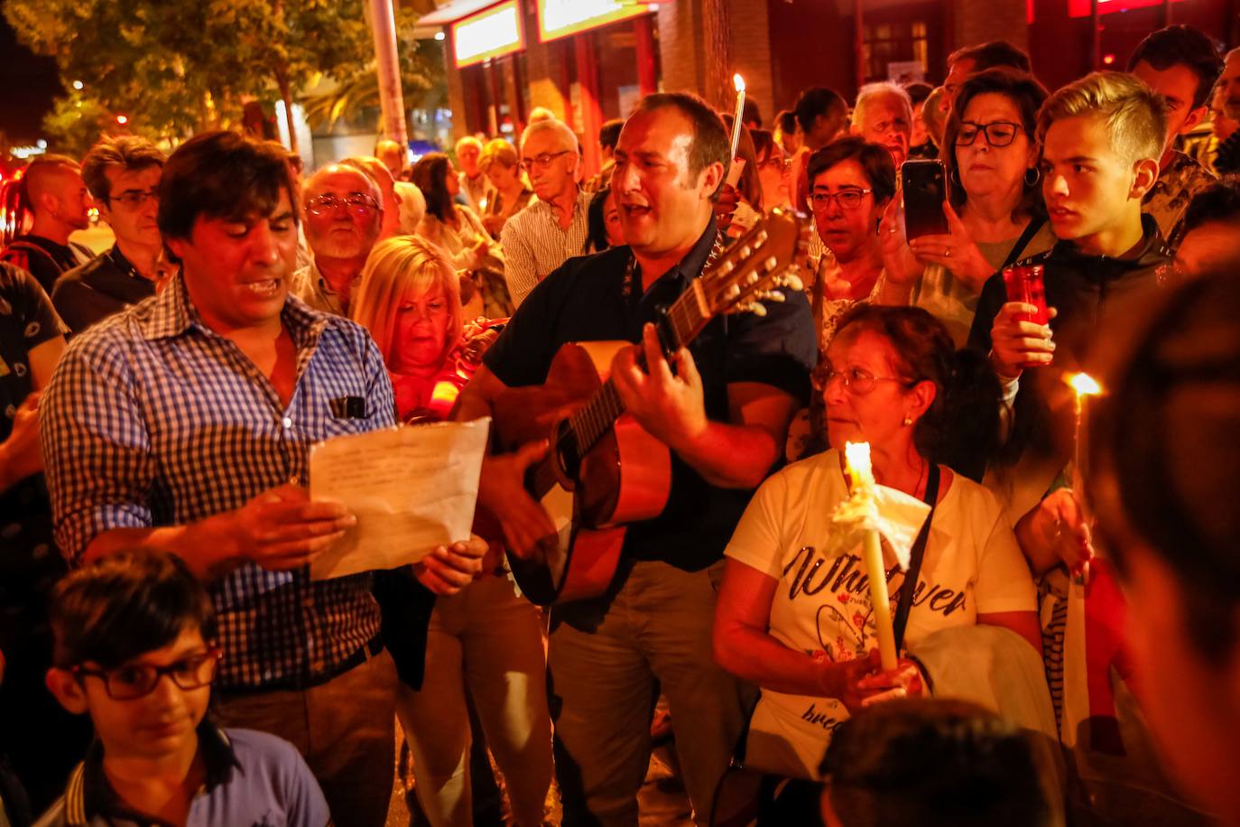 A la concentración ha acudido un centenar de personas para exigir dignidad para el barrio