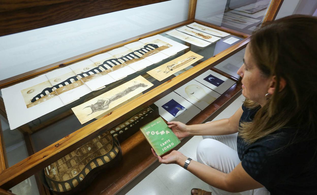 Edición de 1953 de 'Poema del cante jondo', de Lorca, con algunas de las obras que inspiran al artista Pepe Yagües, en la Biblioteca de Andalucía. 