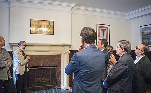 La placa dedicada a Lorca en la residencia de estudiantes donde estuvo se ha colocado encima de una chimenea.