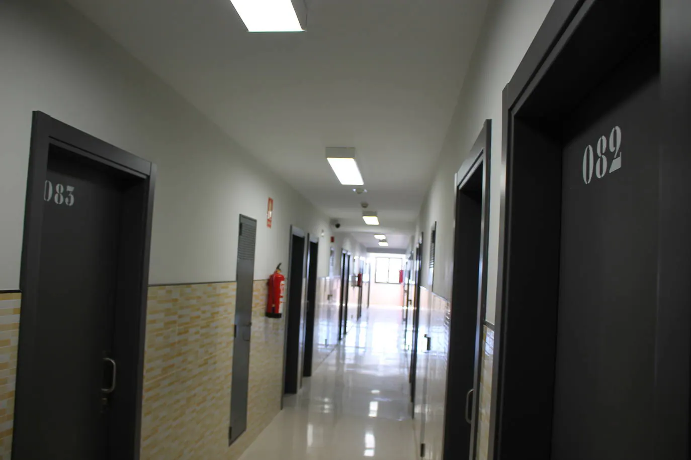Abre las puertas de las modernas instalaciones en las que los internos almerienses se preparan para su total reinserción