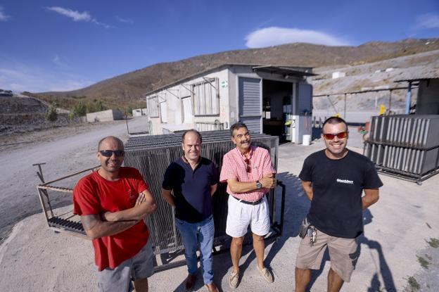 Diego Salado y Esteban Martín (primero y segundo por la derecha) junto a trabajadores