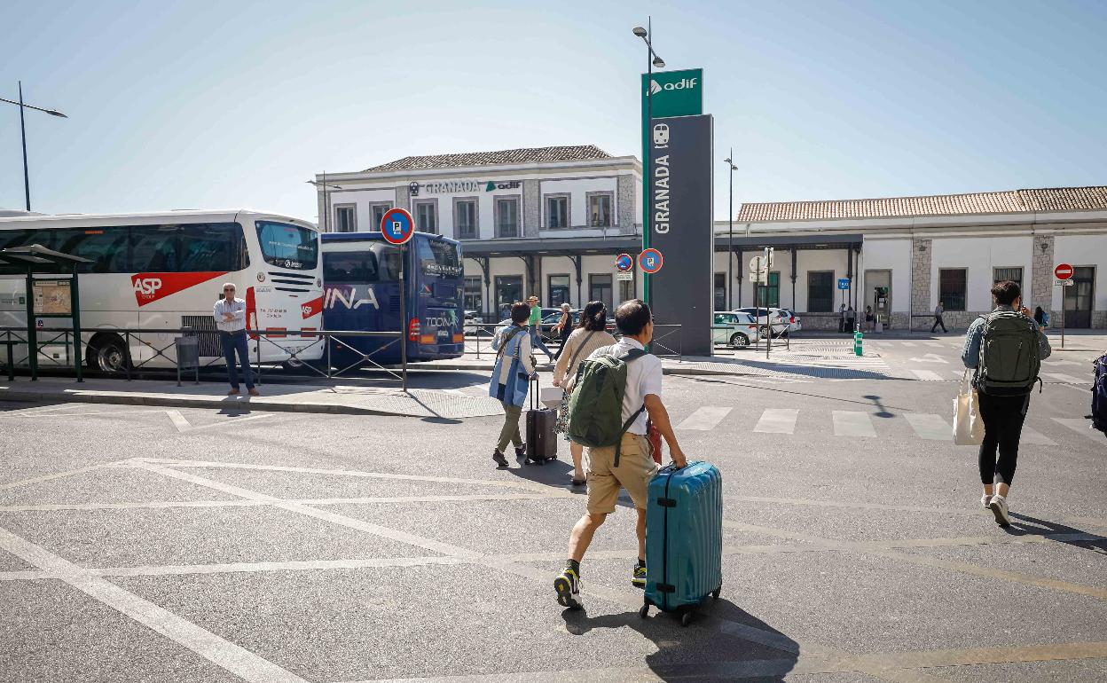 Los pasajeros han tenido que viajar en autobús hasta Antequera.