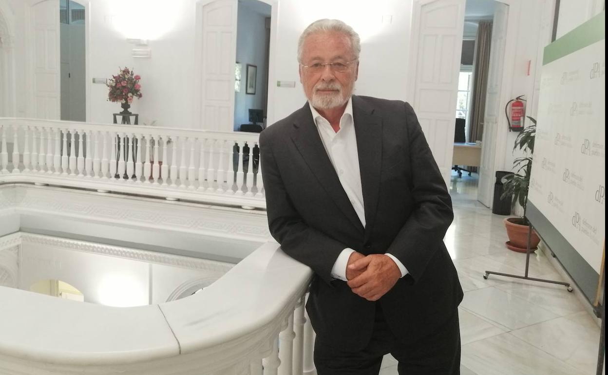 El Defensor del Pueblo Andaluz, Jesús Maeztu, en su sede de Sevilla. 