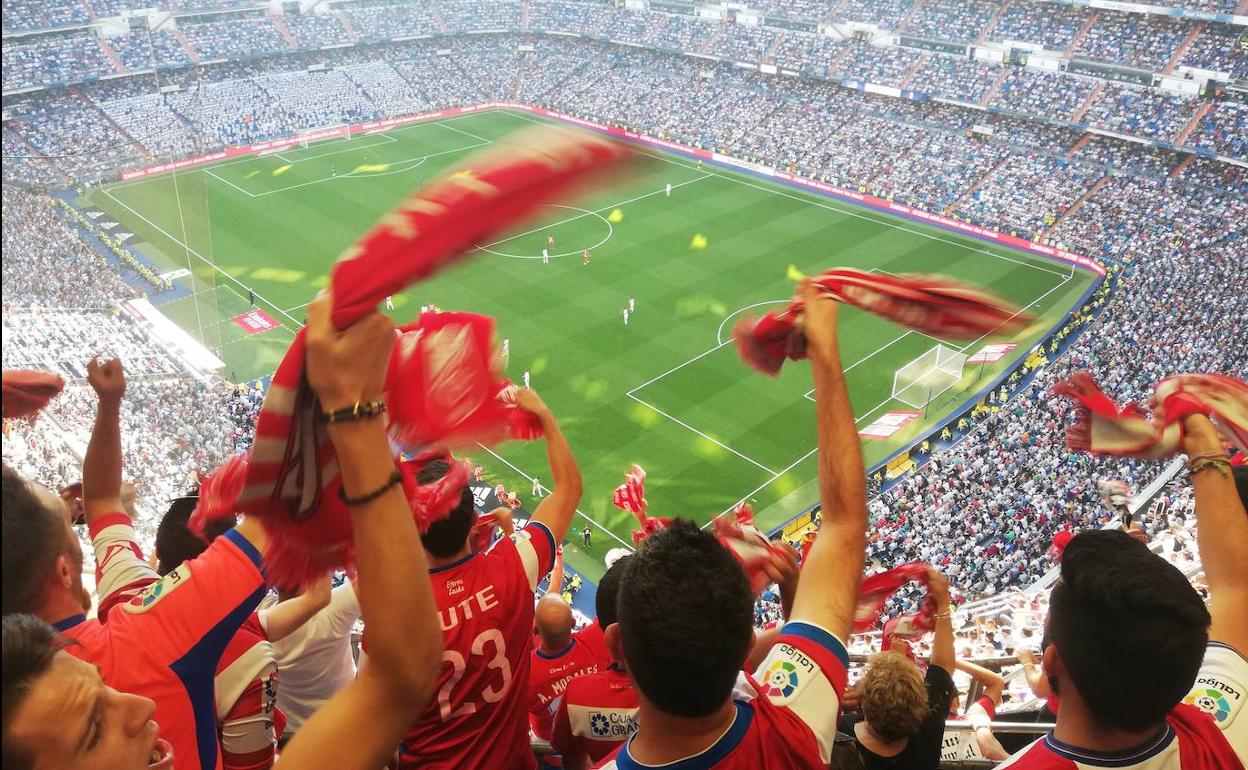Éxtasis rojiblanco desde el cuarto anfiteatro del Santiago Bernabéu tras el gol de Domingos. 