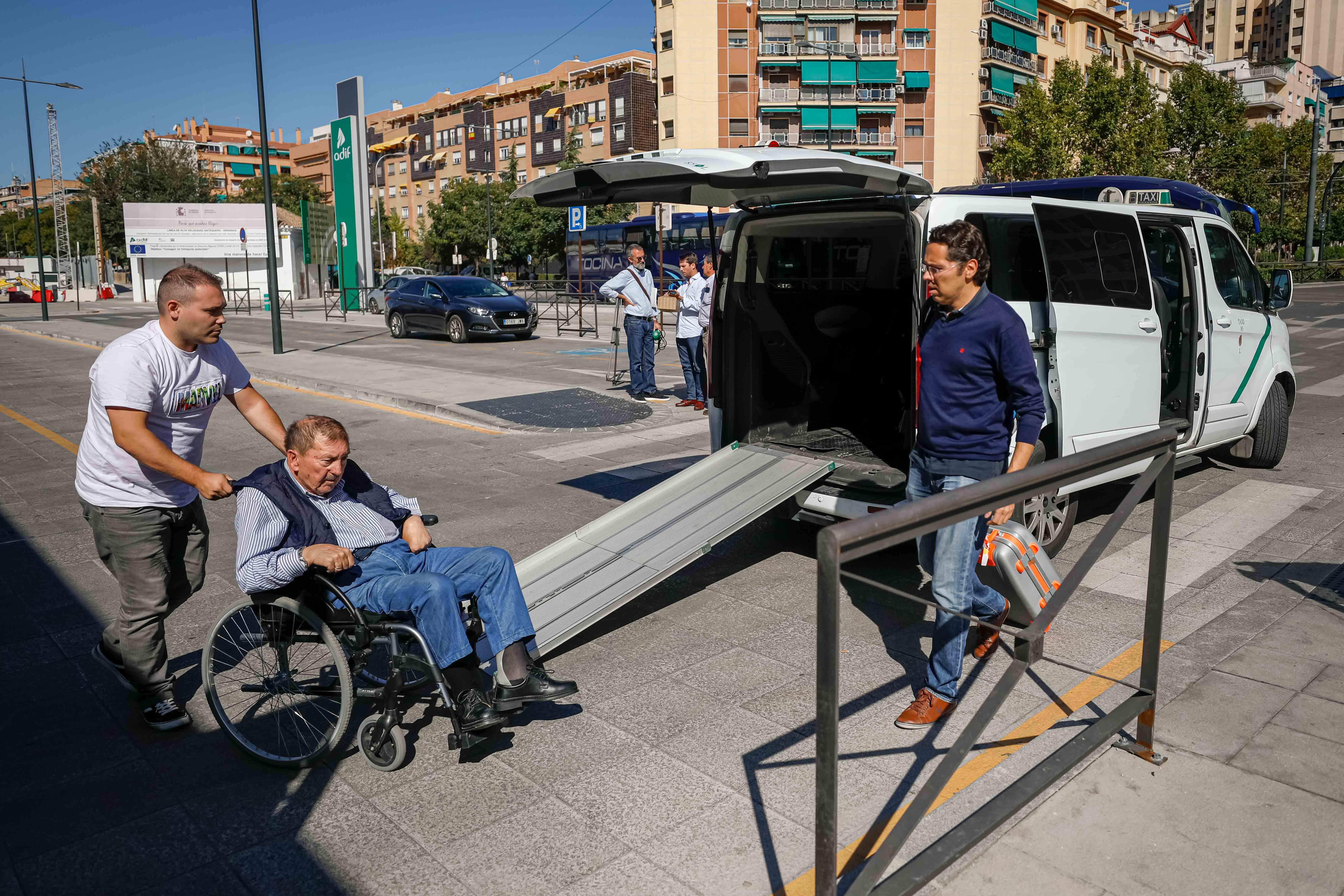 Fotos: Los autobuses llegan a Andaluces con los pasajeros afectados por la avería del AVE