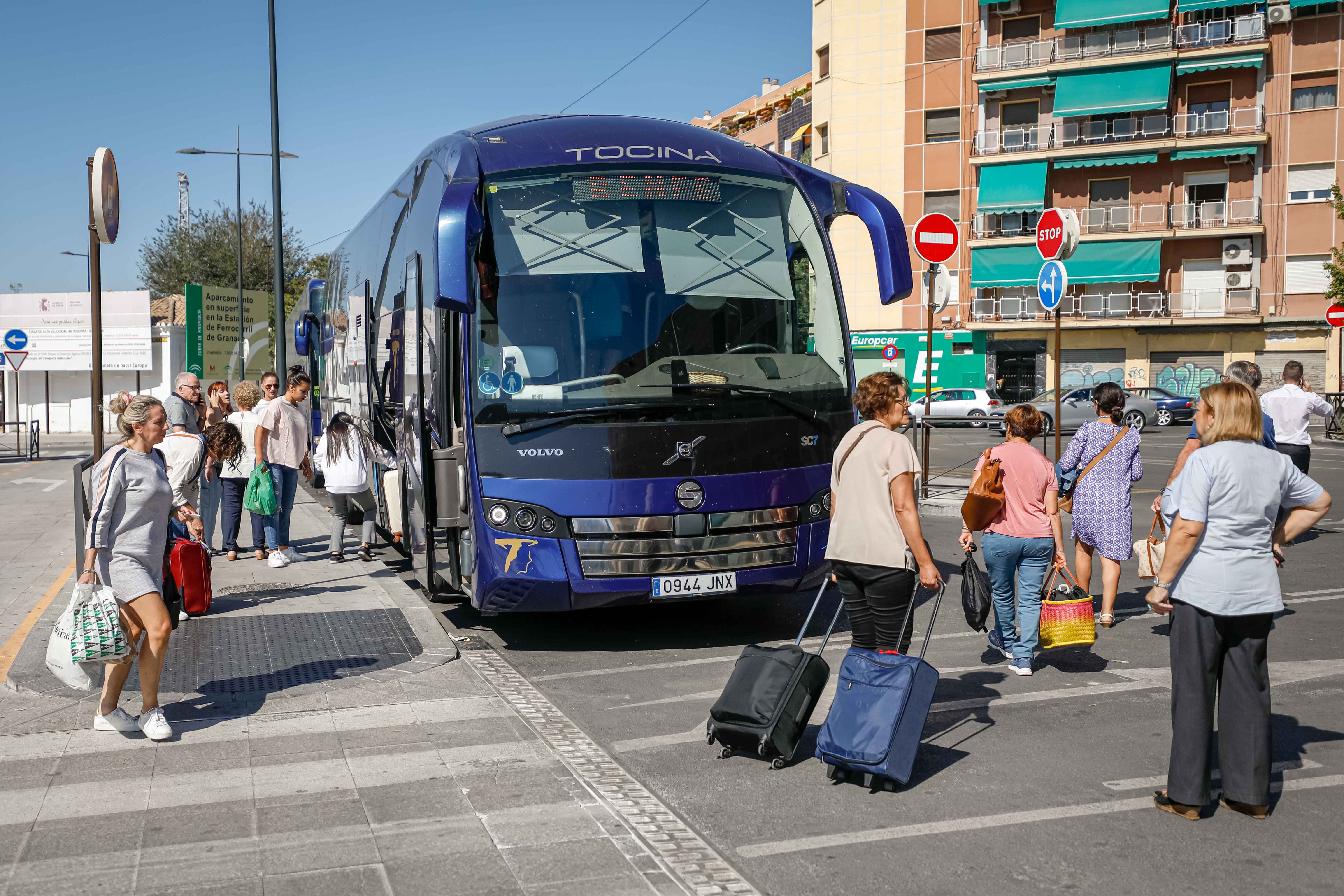 Fotos: Los autobuses llegan a Andaluces con los pasajeros afectados por la avería del AVE