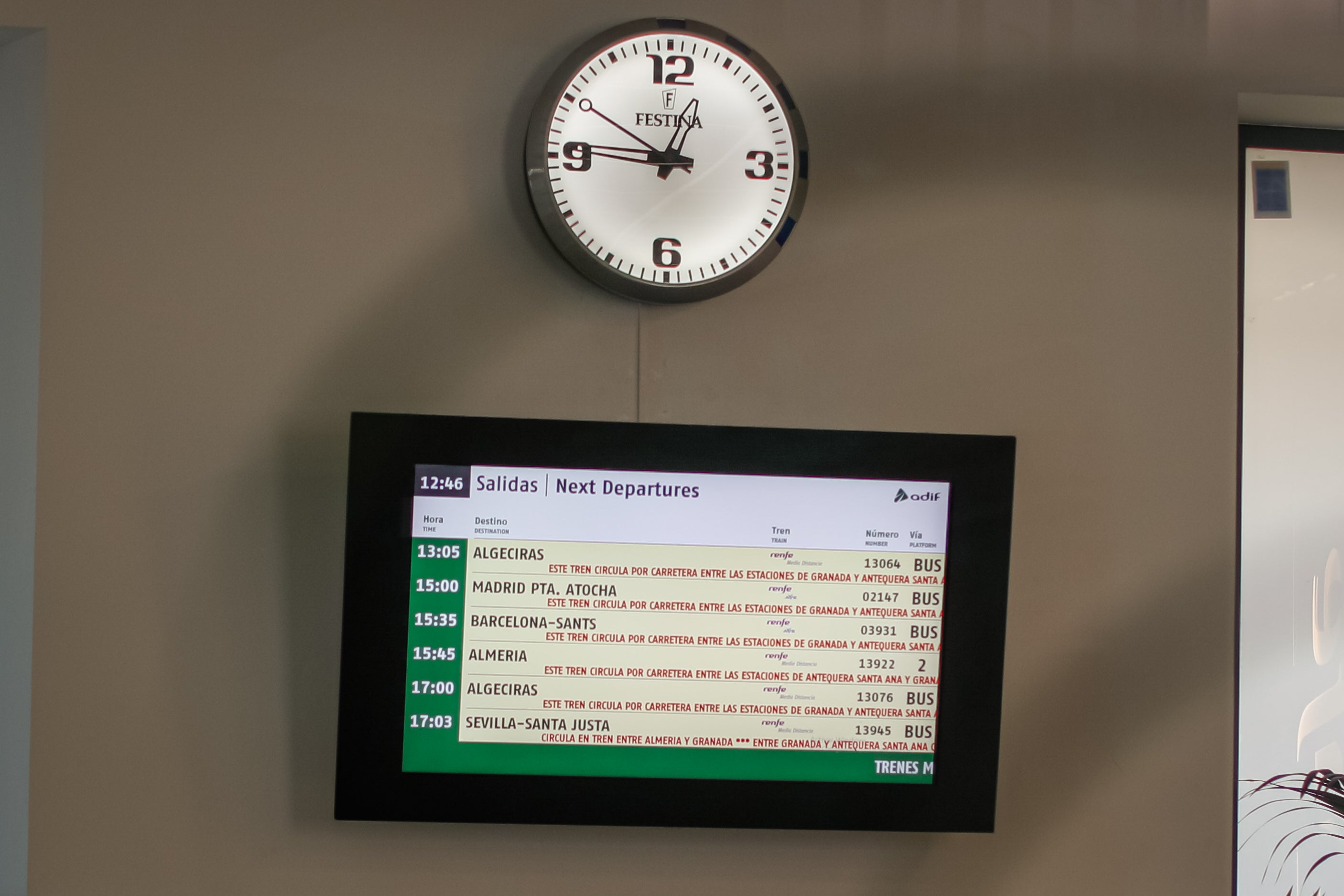 Fotos: Los autobuses llegan a Andaluces con los pasajeros afectados por la avería del AVE