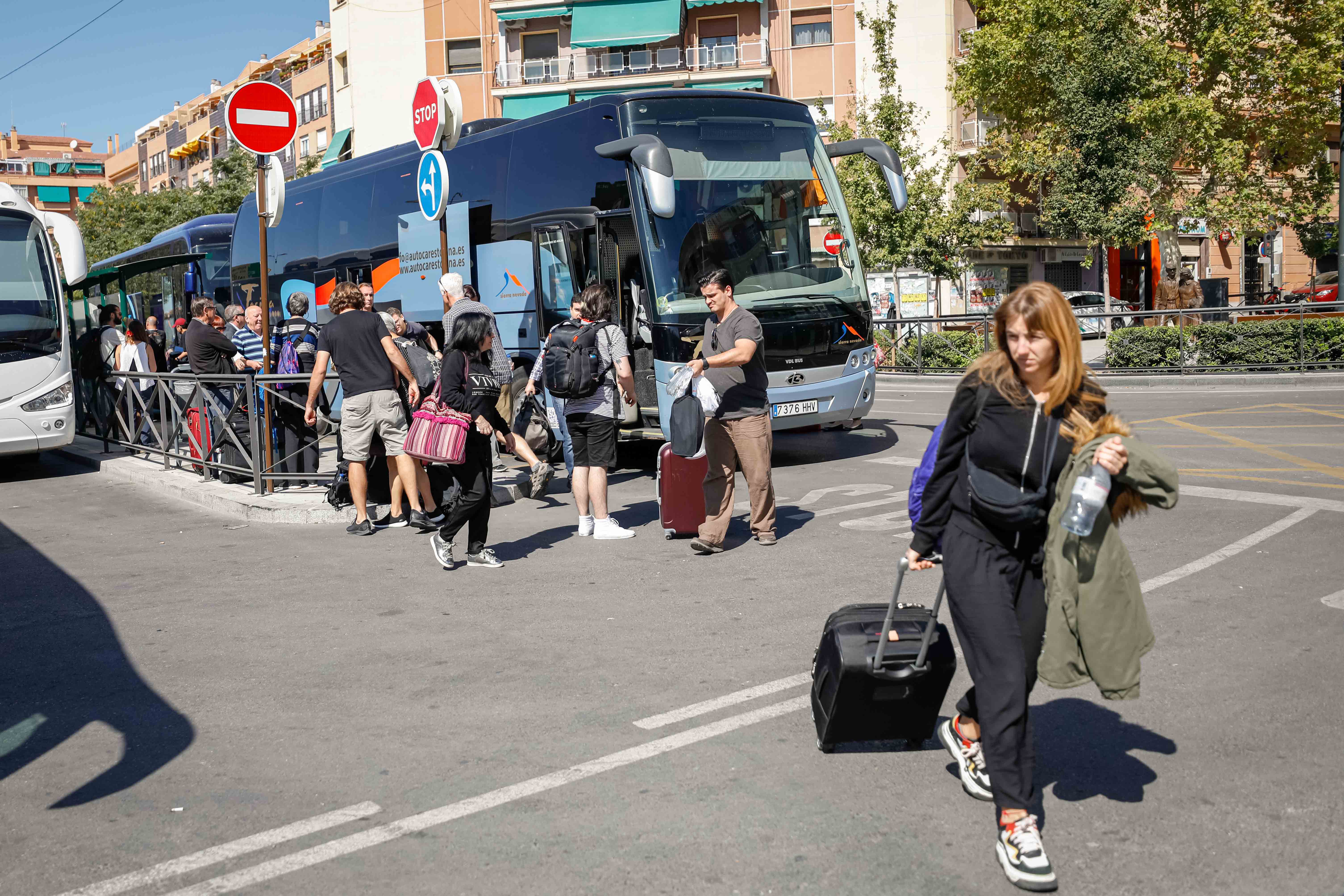 Fotos: Los autobuses llegan a Andaluces con los pasajeros afectados por la avería del AVE