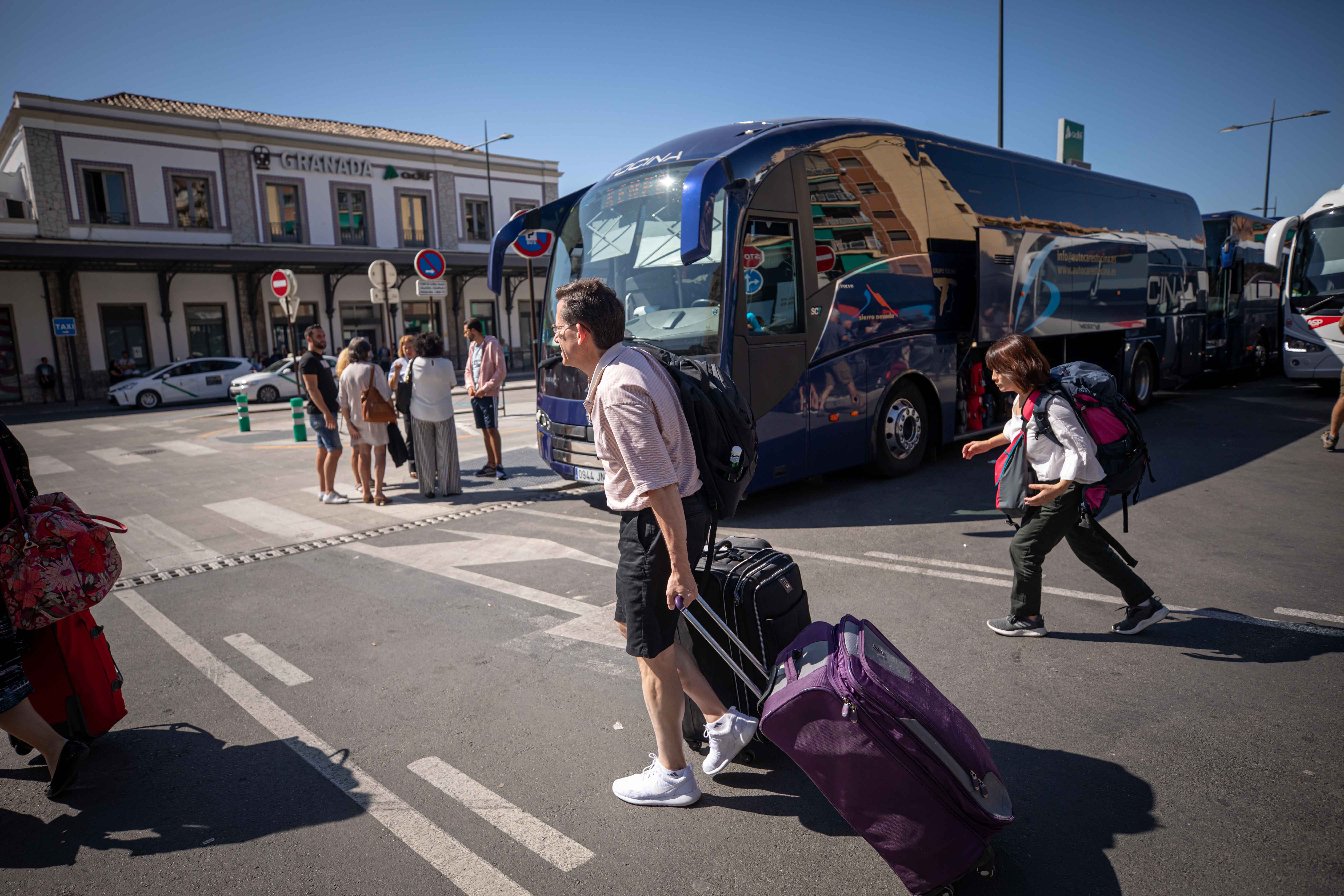 Fotos: Los autobuses llegan a Andaluces con los pasajeros afectados por la avería del AVE