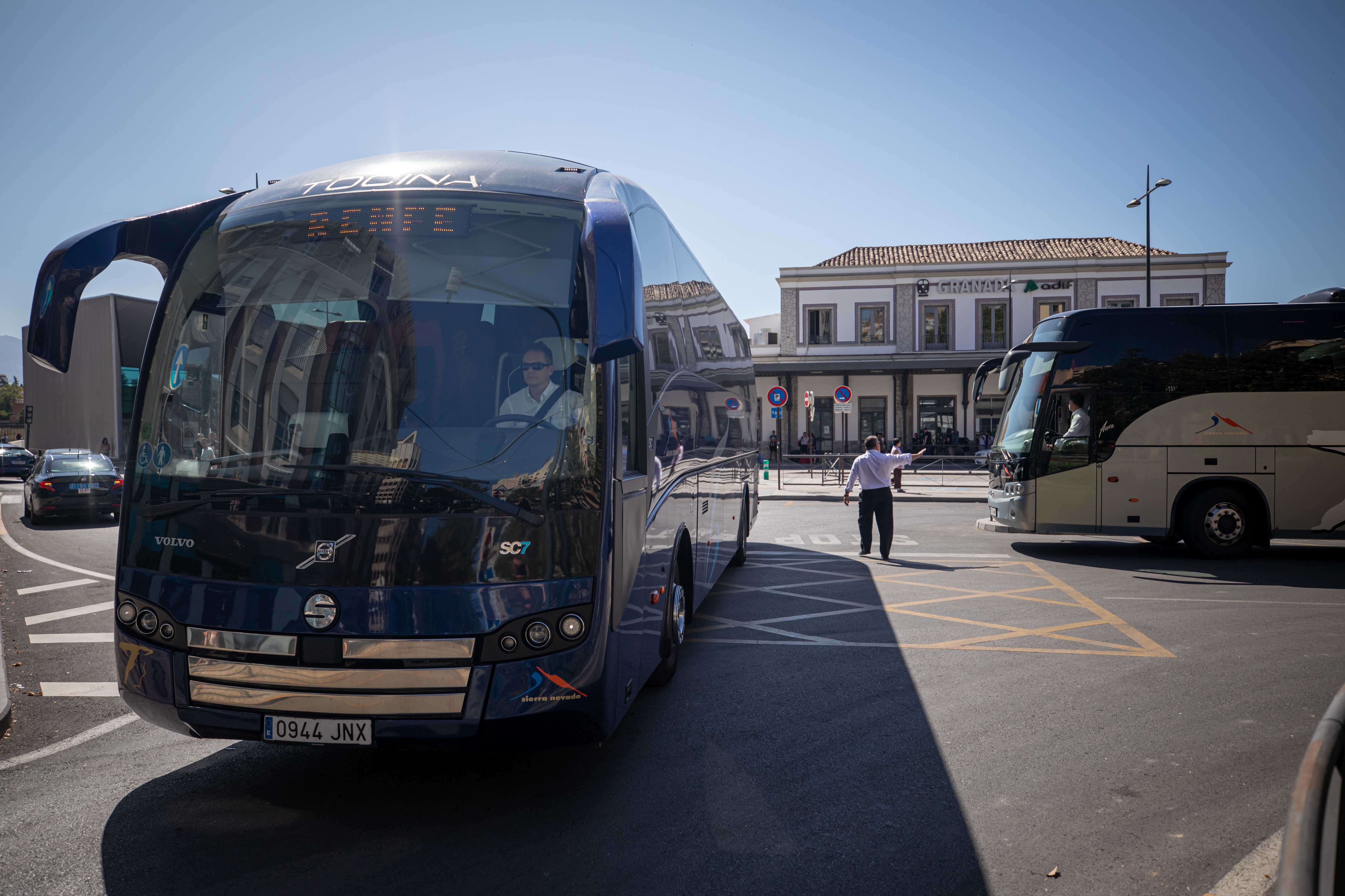 Fotos: Los autobuses llegan a Andaluces con los pasajeros afectados por la avería del AVE