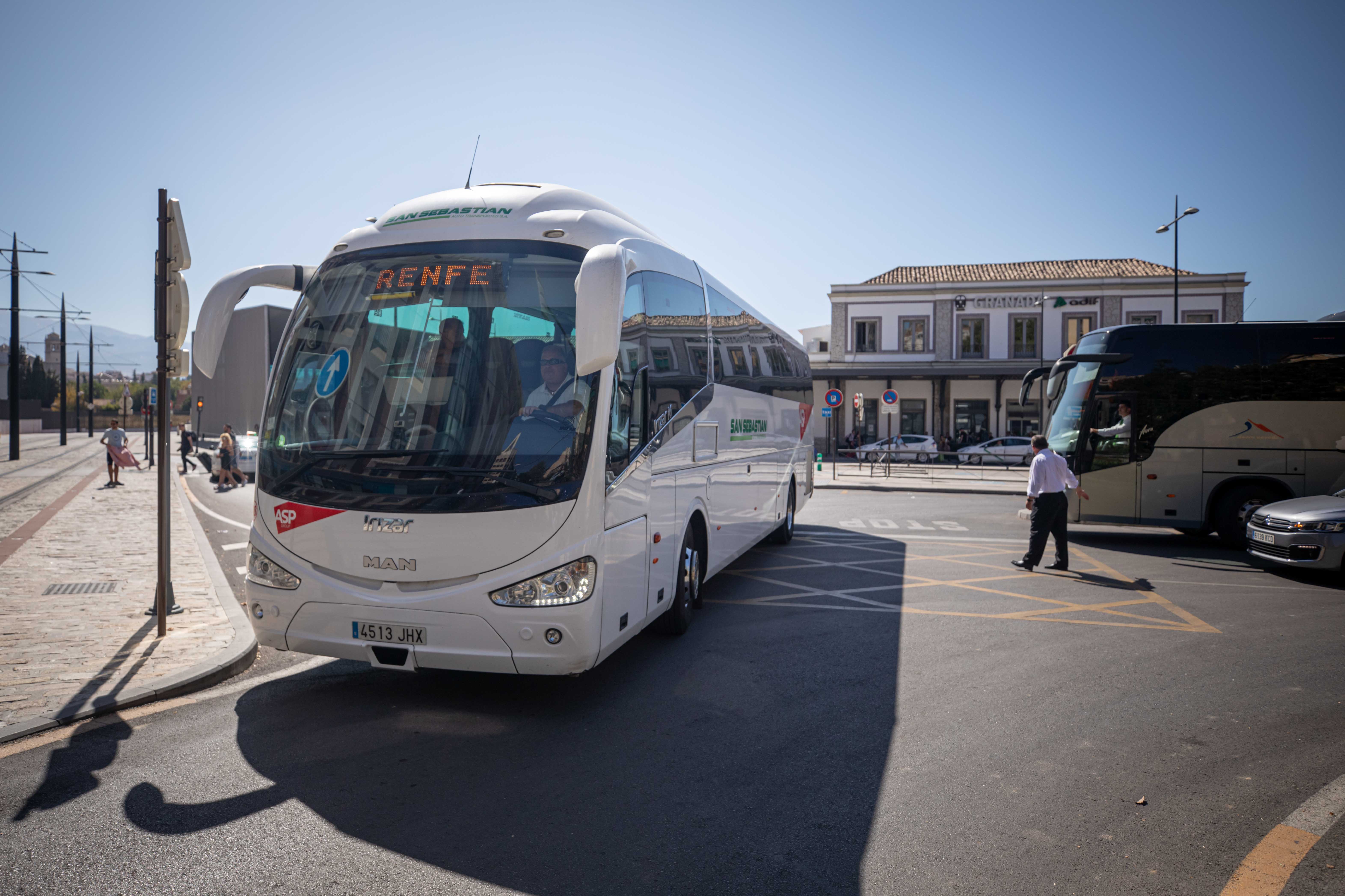 Fotos: Los autobuses llegan a Andaluces con los pasajeros afectados por la avería del AVE
