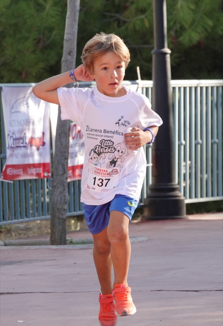 Fotos: Los Pequeños Héroes de Granada visibilizan la lucha contra el cáncer infantil