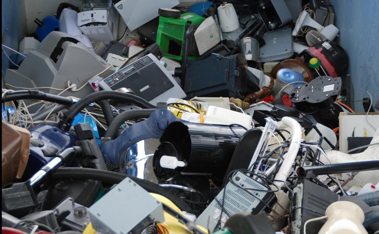 La Facultad de Ciencias Económicas y Empresariales, primera en la campaña de reciclaje 'Digitalización Sostenible'
