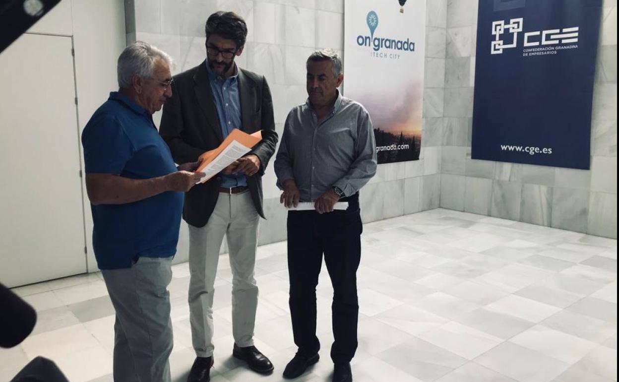 Los secretarios generales de CC OO y UGT entregan el escrito con sus demandas al secretario general de la CGE en su sede. 