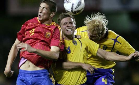 Torres pelea un balón con dos jugadores suecos