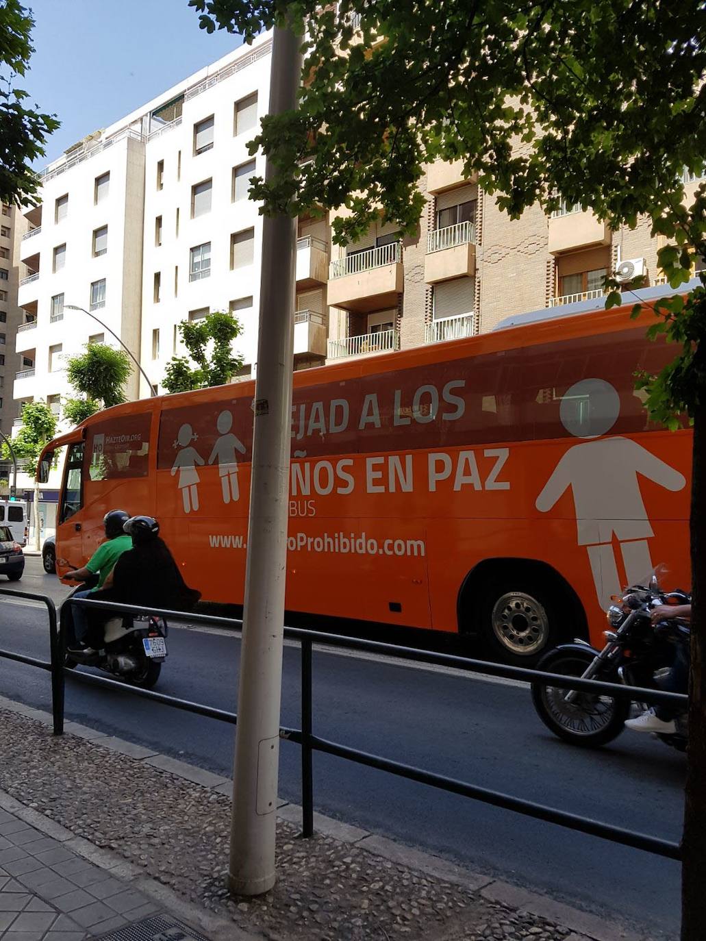 Uno de los autobuses naranjas con los que la organización ultra Hazte Oír intenta captar la atención. 