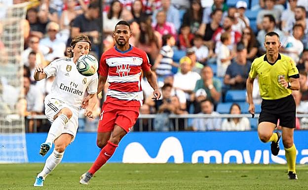 Yangel Herrera disputa un balón con Luka Modric. 