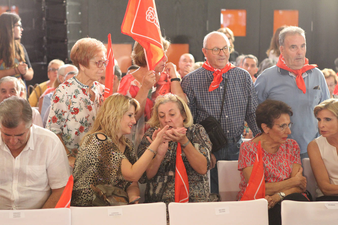 El presidente del Gobierno ha participado en un acto en la capital junto a la secretaria general de los socialistas andaluces, Susana Díaz, el presidente de la Diputación de Granada, José Entrena, y el secretario general del PSOE de la capital, Francisco Cuenca 