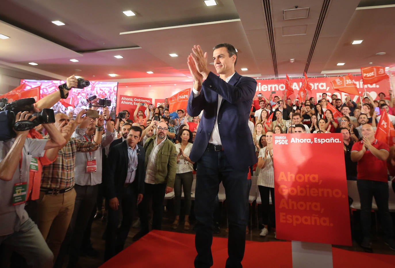 El presidente del Gobierno ha participado en un acto en la capital junto a la secretaria general de los socialistas andaluces, Susana Díaz, el presidente de la Diputación de Granada, José Entrena, y el secretario general del PSOE de la capital, Francisco Cuenca 