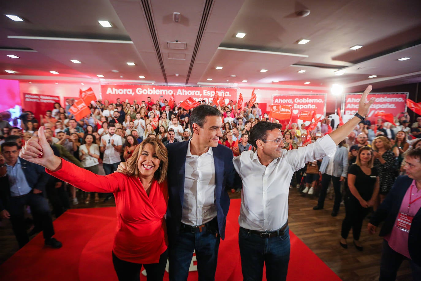 El presidente del Gobierno ha participado en un acto en la capital junto a la secretaria general de los socialistas andaluces, Susana Díaz, el presidente de la Diputación de Granada, José Entrena, y el secretario general del PSOE de la capital, Francisco Cuenca 