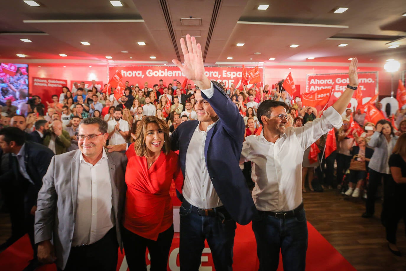 El presidente del Gobierno ha participado en un acto en la capital junto a la secretaria general de los socialistas andaluces, Susana Díaz, el presidente de la Diputación de Granada, José Entrena, y el secretario general del PSOE de la capital, Francisco Cuenca 