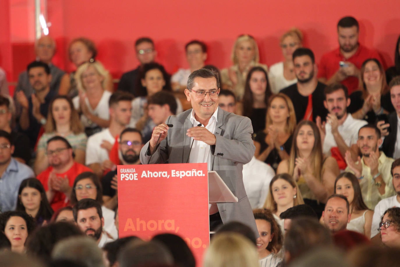 El presidente del Gobierno ha participado en un acto en la capital junto a la secretaria general de los socialistas andaluces, Susana Díaz, el presidente de la Diputación de Granada, José Entrena, y el secretario general del PSOE de la capital, Francisco Cuenca 