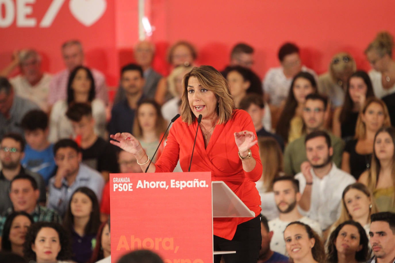 El presidente del Gobierno ha participado en un acto en la capital junto a la secretaria general de los socialistas andaluces, Susana Díaz, el presidente de la Diputación de Granada, José Entrena, y el secretario general del PSOE de la capital, Francisco Cuenca 