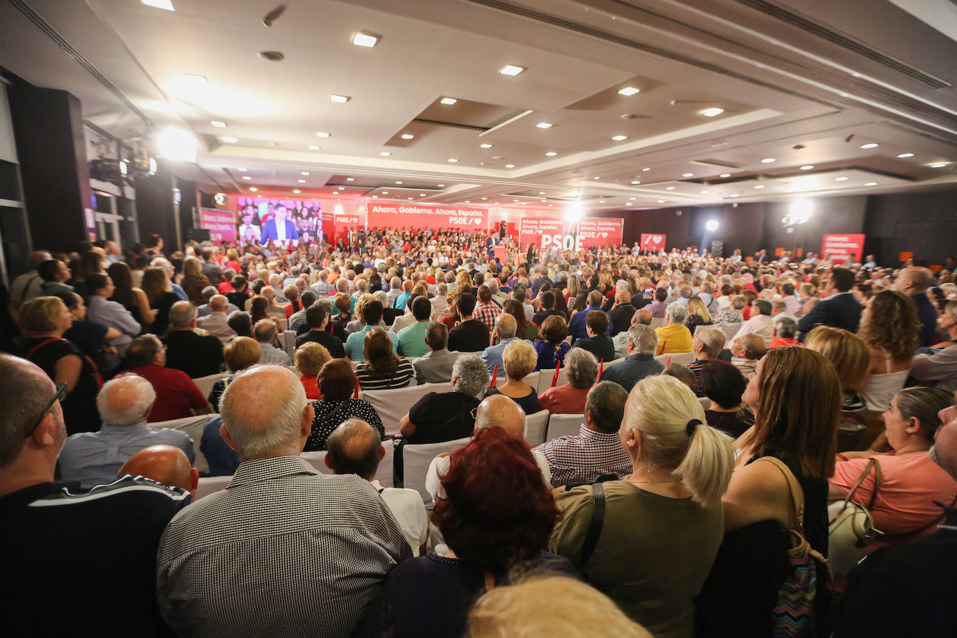 El presidente del Gobierno ha participado en un acto en la capital junto a la secretaria general de los socialistas andaluces, Susana Díaz, el presidente de la Diputación de Granada, José Entrena, y el secretario general del PSOE de la capital, Francisco Cuenca 