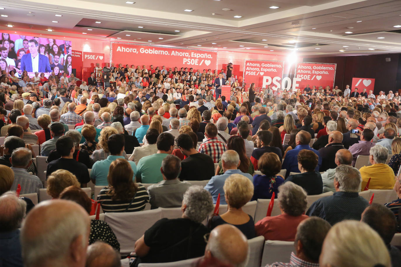 El presidente del Gobierno ha participado en un acto en la capital junto a la secretaria general de los socialistas andaluces, Susana Díaz, el presidente de la Diputación de Granada, José Entrena, y el secretario general del PSOE de la capital, Francisco Cuenca 