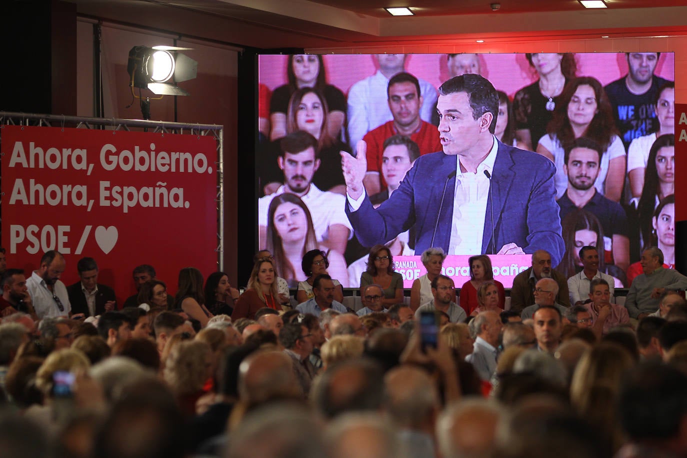 El presidente del Gobierno ha participado en un acto en la capital junto a la secretaria general de los socialistas andaluces, Susana Díaz, el presidente de la Diputación de Granada, José Entrena, y el secretario general del PSOE de la capital, Francisco Cuenca 