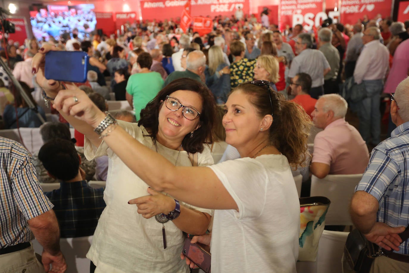 El presidente del Gobierno ha participado en un acto en la capital junto a la secretaria general de los socialistas andaluces, Susana Díaz, el presidente de la Diputación de Granada, José Entrena, y el secretario general del PSOE de la capital, Francisco Cuenca 