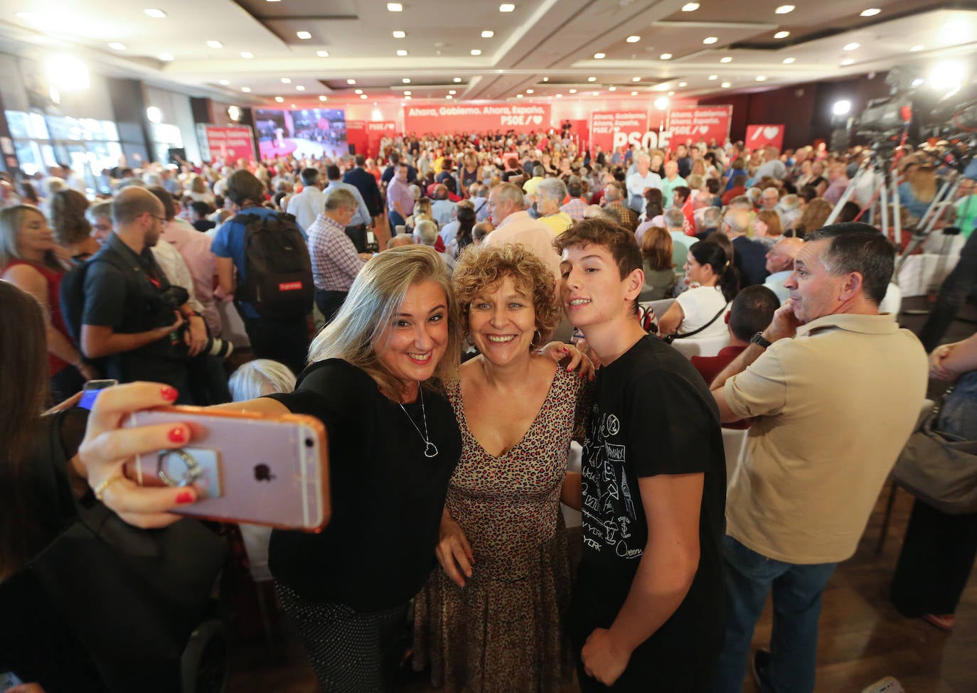 El presidente del Gobierno ha participado en un acto en la capital junto a la secretaria general de los socialistas andaluces, Susana Díaz, el presidente de la Diputación de Granada, José Entrena, y el secretario general del PSOE de la capital, Francisco Cuenca 