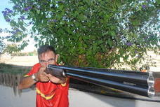 Melitón Briñas afina su escopeta en casa, horas antes de partir para Australia y disputar el Campeonato del Mundo. 