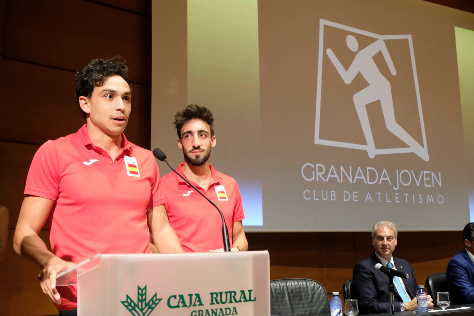 La Fundación Caja Rural entregó las seis becas de las que serán beneficiarios atletas del club Granada Joven a través de su programa de fomento del deporte base. Se trata de un proyecto que pretende que a estos deportistas no les falte de nada en cuanto a nutrición, prevención de lesiones, revisiones médicas, estudio de la podología, fisioterapia periódica o a la hora de las concentraciones precisas.