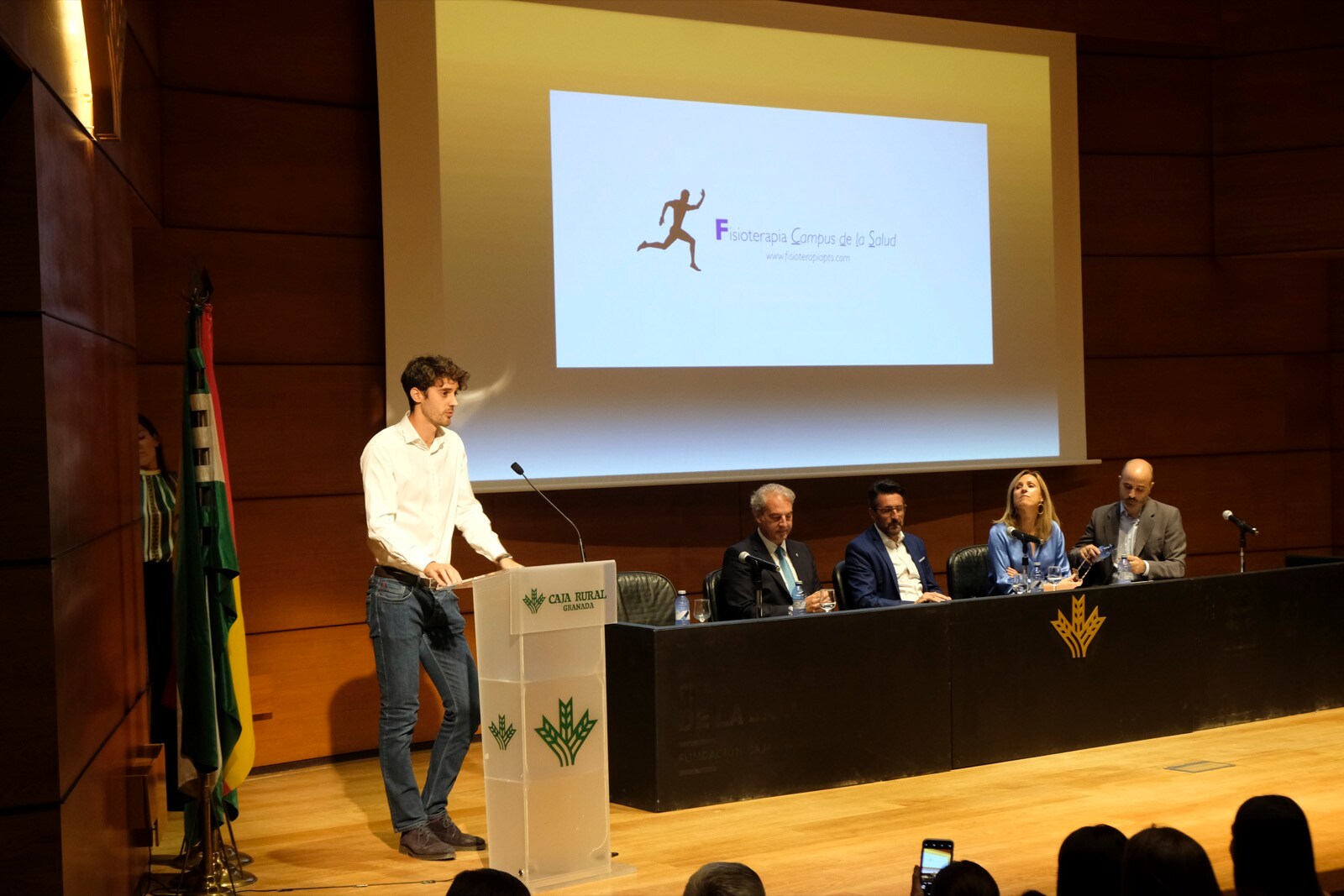 La Fundación Caja Rural entregó las seis becas de las que serán beneficiarios atletas del club Granada Joven a través de su programa de fomento del deporte base. Se trata de un proyecto que pretende que a estos deportistas no les falte de nada en cuanto a nutrición, prevención de lesiones, revisiones médicas, estudio de la podología, fisioterapia periódica o a la hora de las concentraciones precisas.