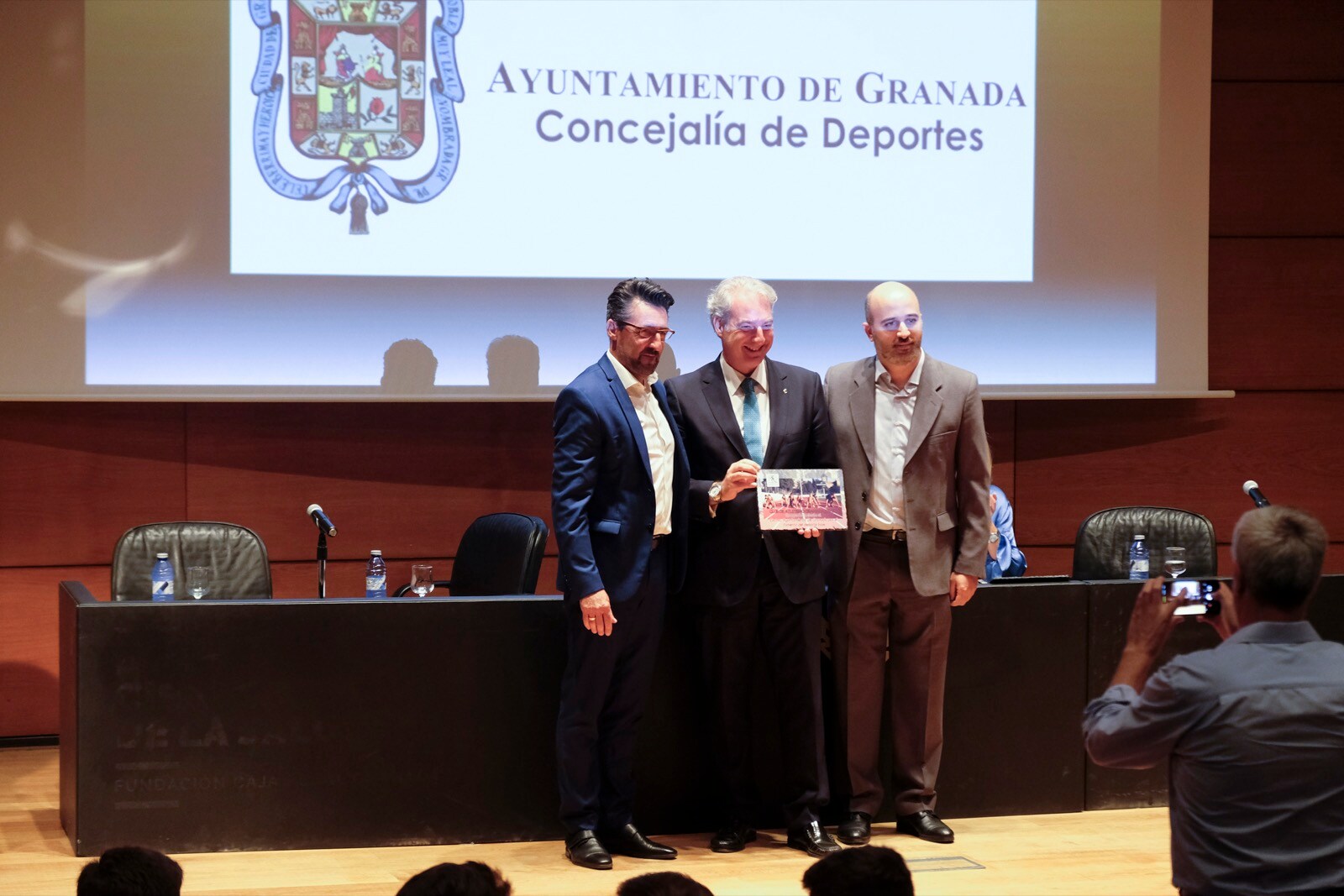 La Fundación Caja Rural entregó las seis becas de las que serán beneficiarios atletas del club Granada Joven a través de su programa de fomento del deporte base. Se trata de un proyecto que pretende que a estos deportistas no les falte de nada en cuanto a nutrición, prevención de lesiones, revisiones médicas, estudio de la podología, fisioterapia periódica o a la hora de las concentraciones precisas.