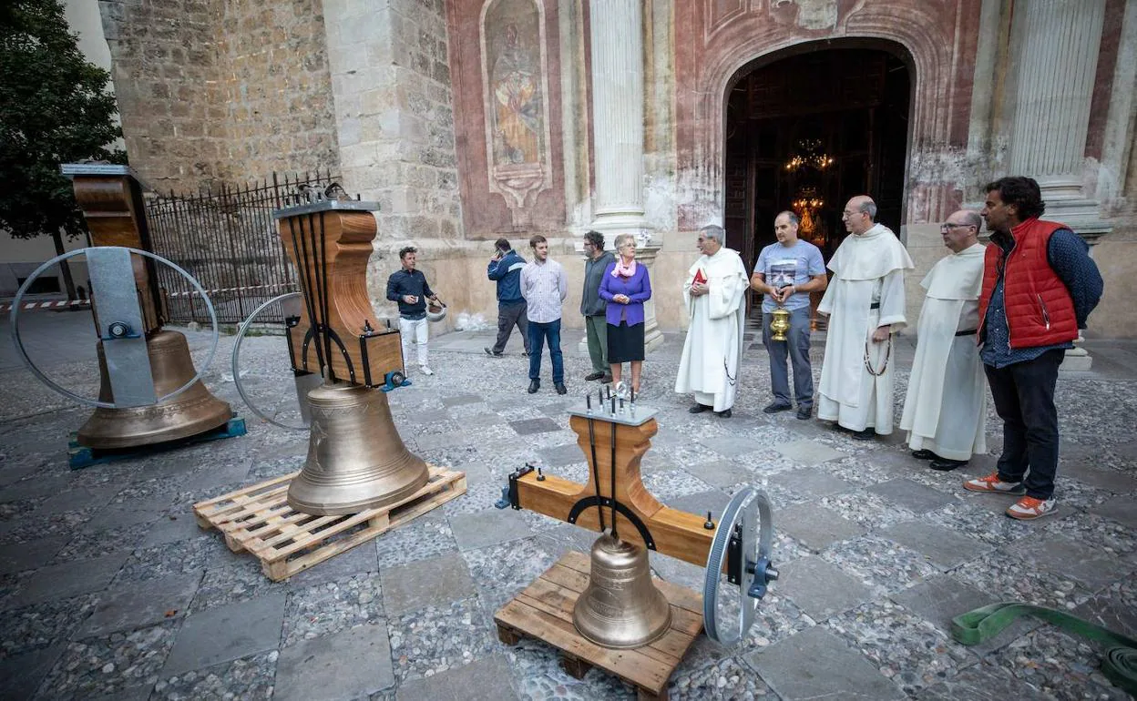 Bendición de las campanas de la iglesia de Santo Domingo antes de ser colocadas en la espadaña