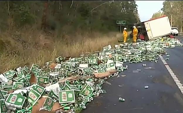 Un camión de cervezas se estrella y llena la carretera de latas