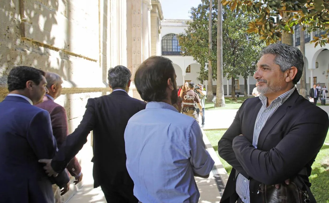 Juan José Cortés, cerca de Moreno en el Parlamento andaluz..