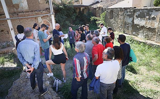 Pedro Salmerón hizo de guía en la visita organizada por el Colegio de Arquitectos de Granada.