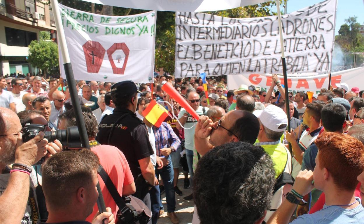 Protesta el pasado mes de mayo en la capital jienense por los bajos precios del aceite. 