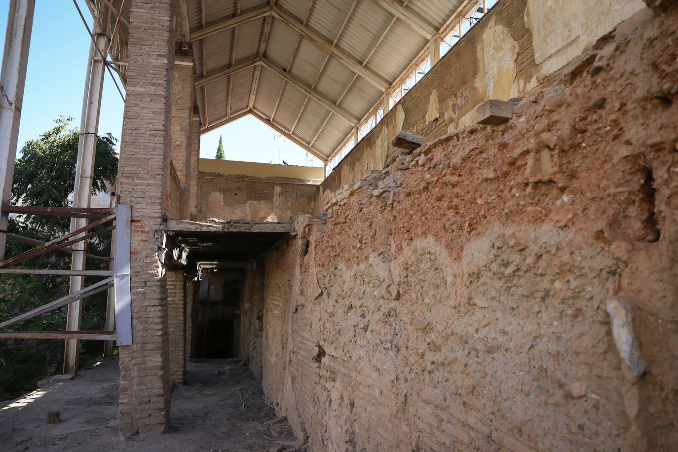 El Colegio de Arquitectos de Granada organizó ayer una visita guiada al Maristán con motivo de la Semana Internacional de la Arquitectura. El recorrido fue guiado por Pedro Salmerón, autor de la propuesta arquitectónica de restauración de este antiguo hospital nazarí.