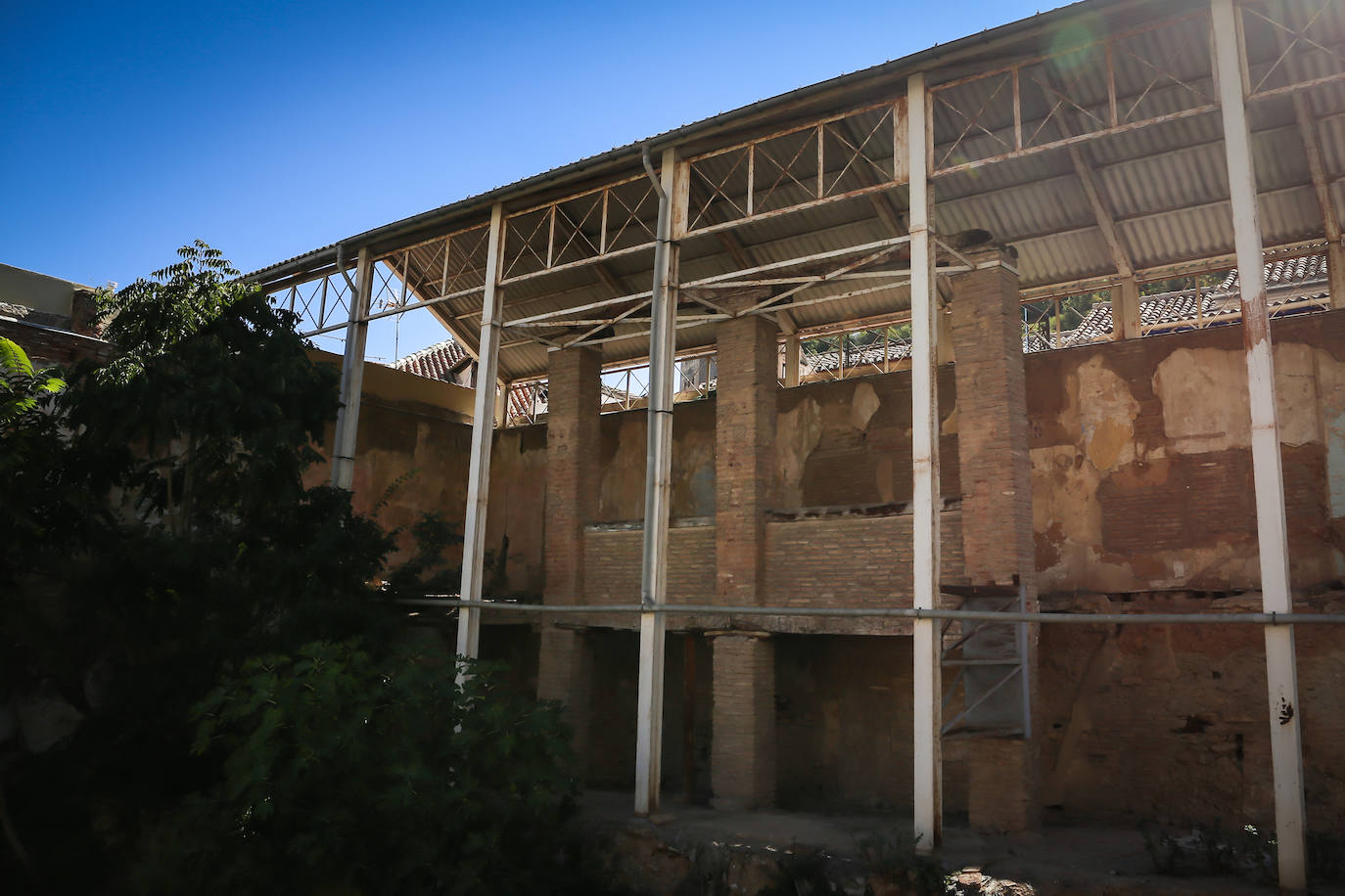 El Colegio de Arquitectos de Granada organizó ayer una visita guiada al Maristán con motivo de la Semana Internacional de la Arquitectura. El recorrido fue guiado por Pedro Salmerón, autor de la propuesta arquitectónica de restauración de este antiguo hospital nazarí.