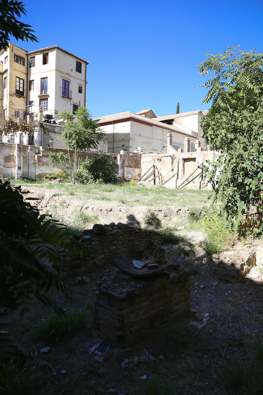 El Colegio de Arquitectos de Granada organizó ayer una visita guiada al Maristán con motivo de la Semana Internacional de la Arquitectura. El recorrido fue guiado por Pedro Salmerón, autor de la propuesta arquitectónica de restauración de este antiguo hospital nazarí.