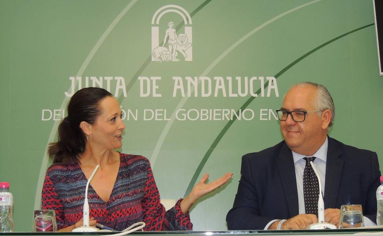 La delegada del Gobierno andaluz y el delegado de Fomento, este jueves. 